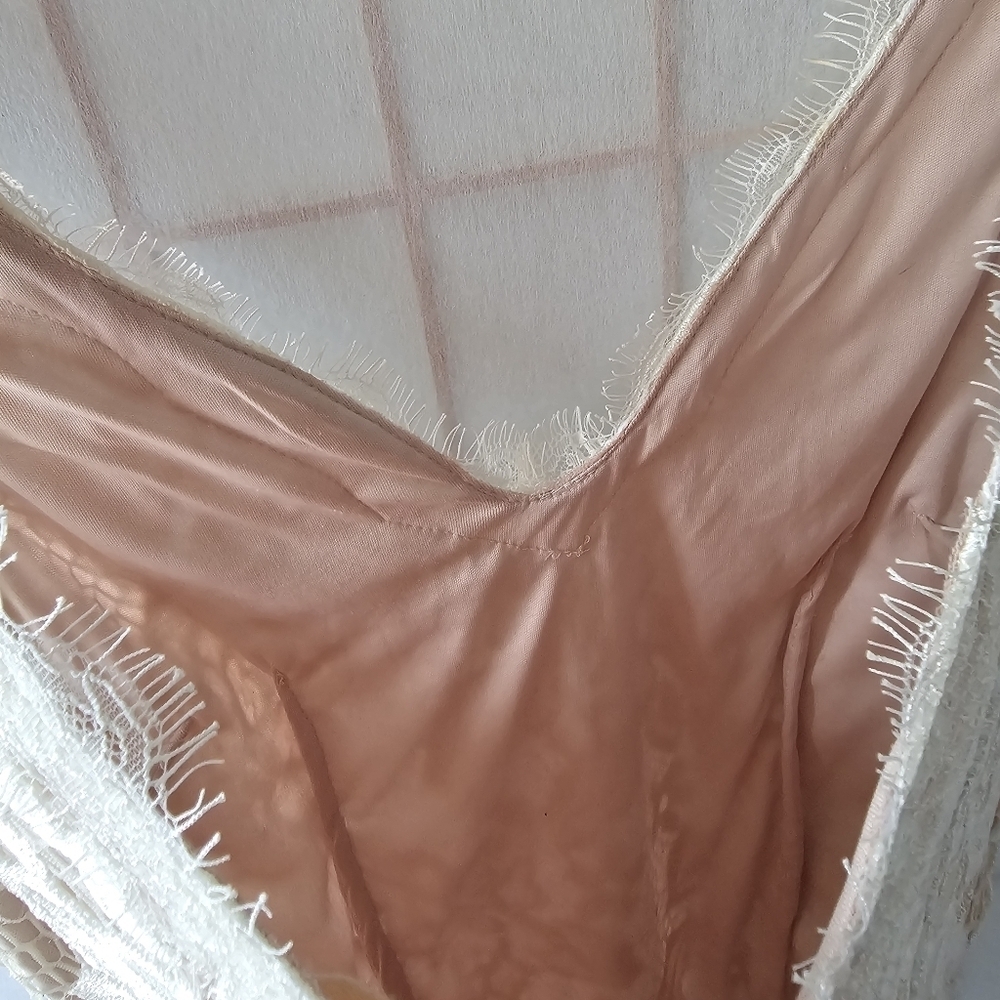 Urban Girl Cream Lace Dress - Picture 6 of 6